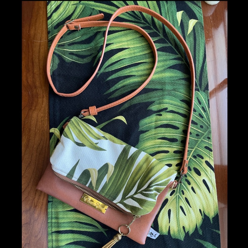 Oceans End Faux Leather Convertible Crossbody/ Clutch handbag.
